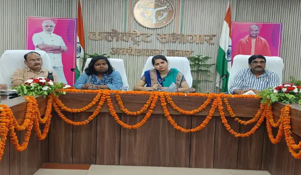 सफाई, सड़क, पेयजल और जल निकासी पर डीएम ईशा प्रिया ने दिए ये निर्देश
